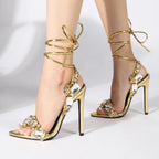 Liva | Sandalias doradas de tacón fino con pedrería y punta abierta elegante