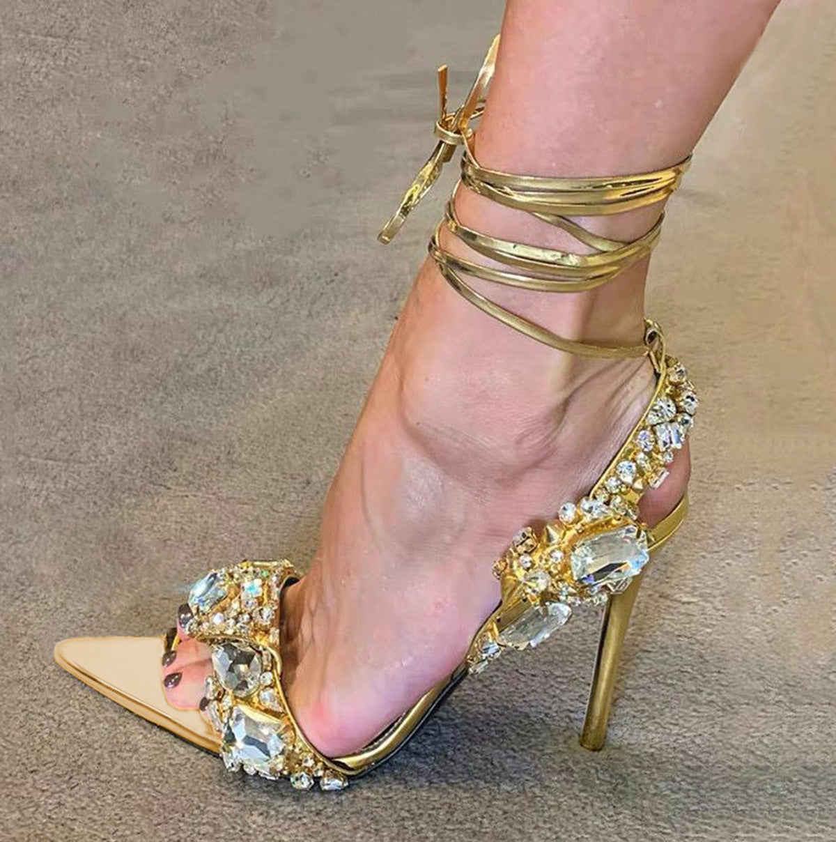 Liva | Sandalias doradas de tacón fino con pedrería y punta abierta elegante