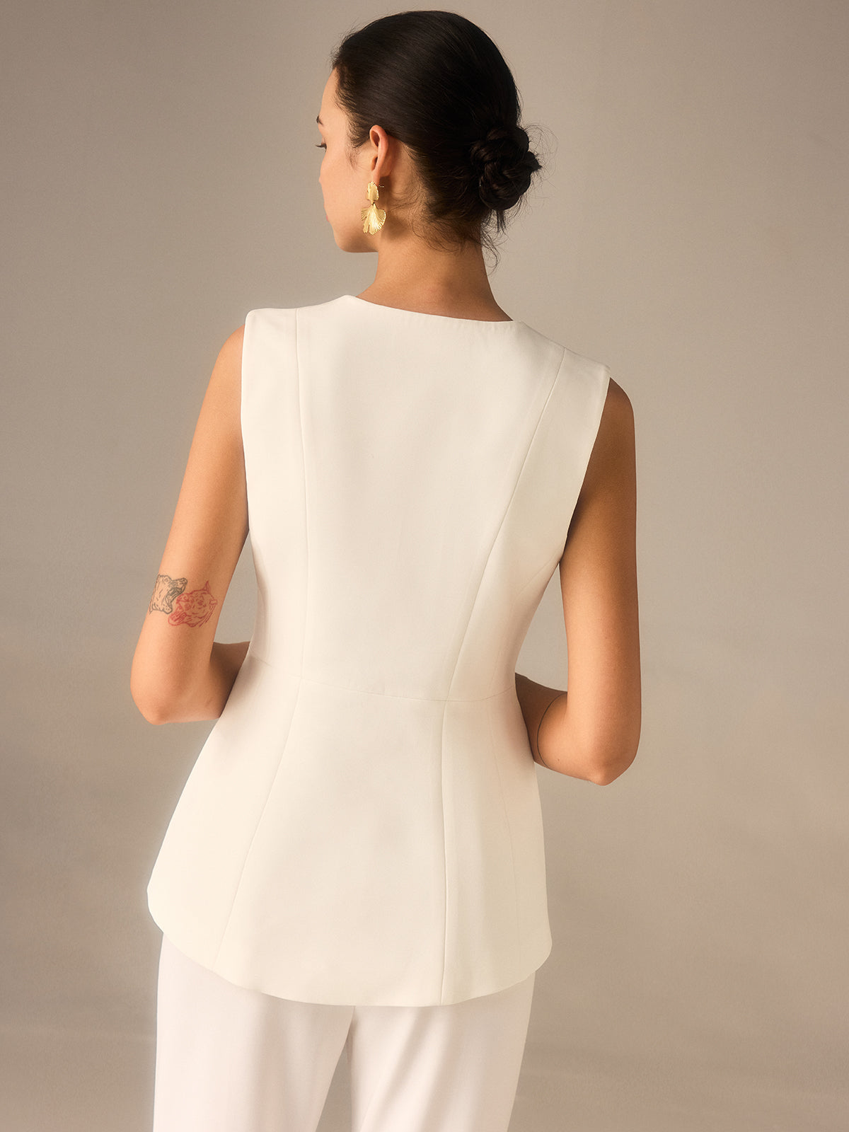 Queralt | Chaleco elegante sin mangas con escote en V y botón – estilo minimalista
