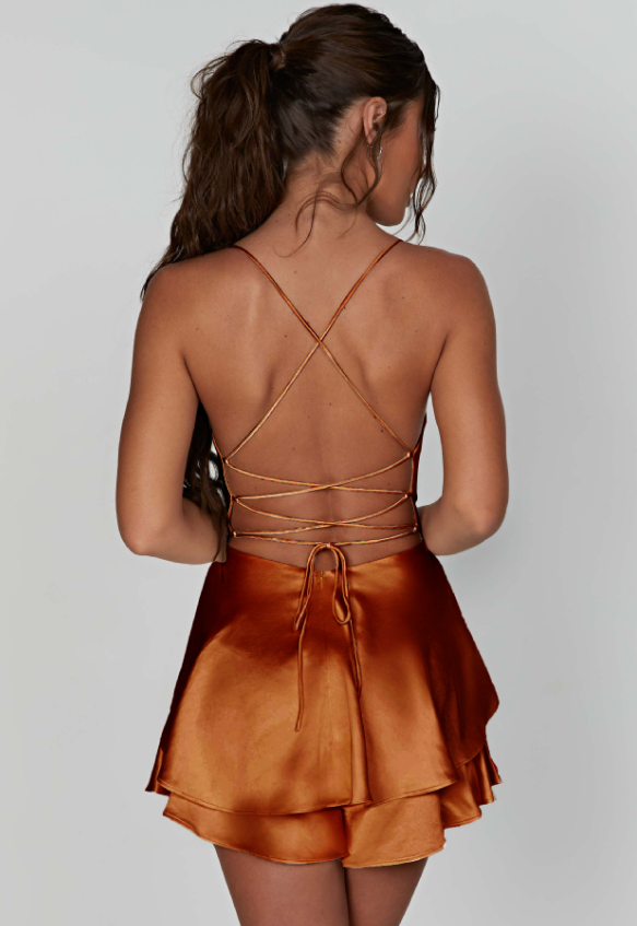 Aroa | Vestido corto de satén con espalda descubierta – elegante y sensual