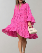 Aitana | Vestido Bordado con Escote en V y Mangas Campana Elegante