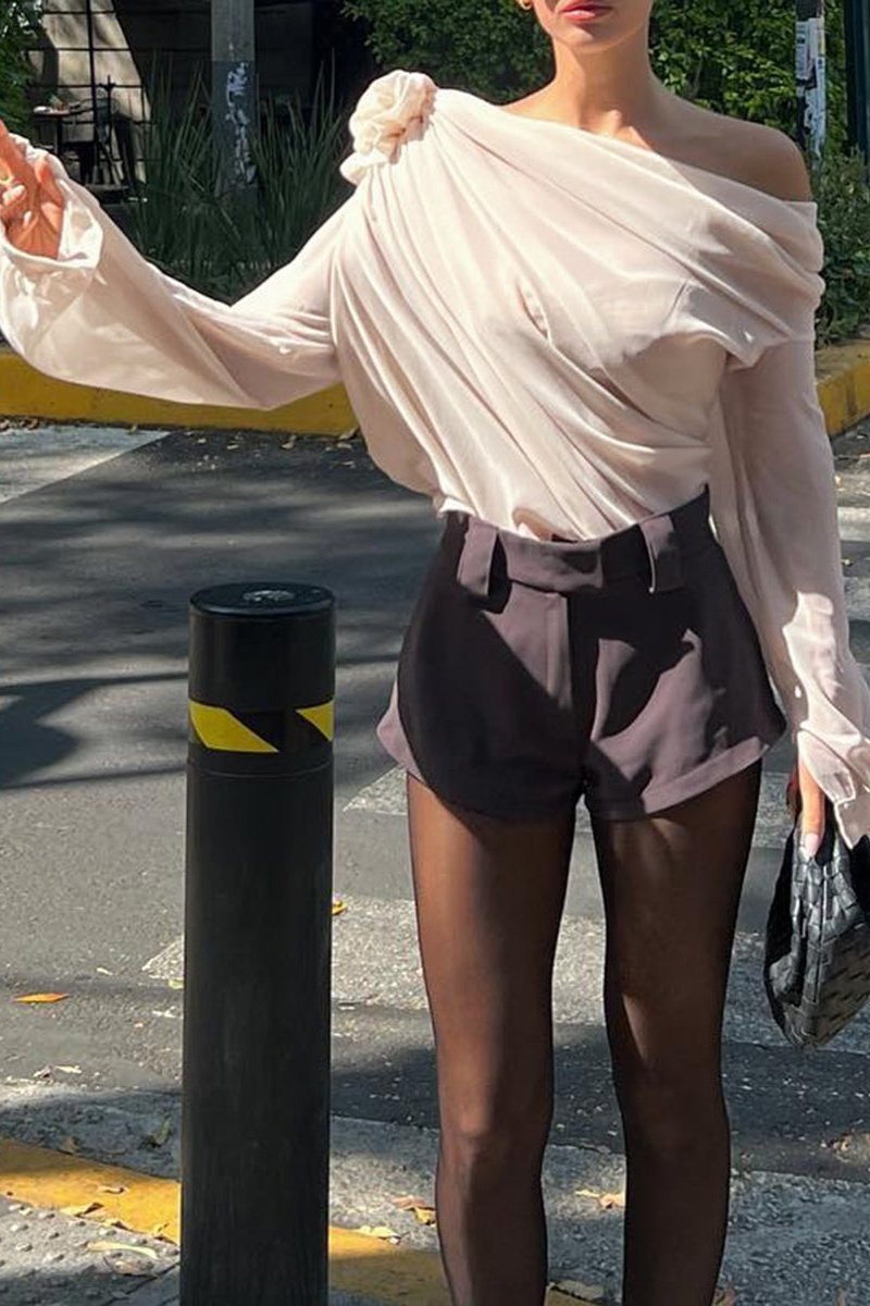 Cira | Blusa Drapeada Off-Shoulder con Detalle Floral – Sofisticación Romántica