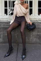 Cira | Blusa Drapeada Off-Shoulder con Detalle Floral – Sofisticación Romántica