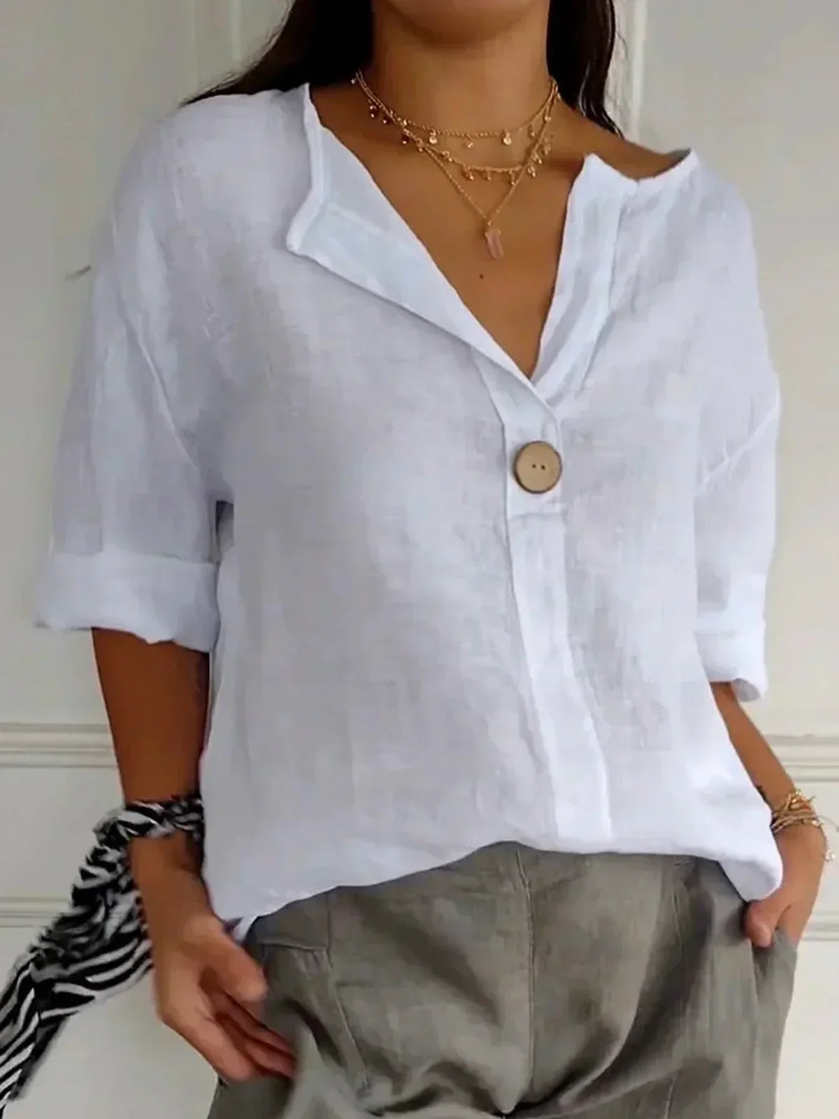 Tábata | Blusa elegante con escote en V y corte relajado – ligera, moderna y versátil