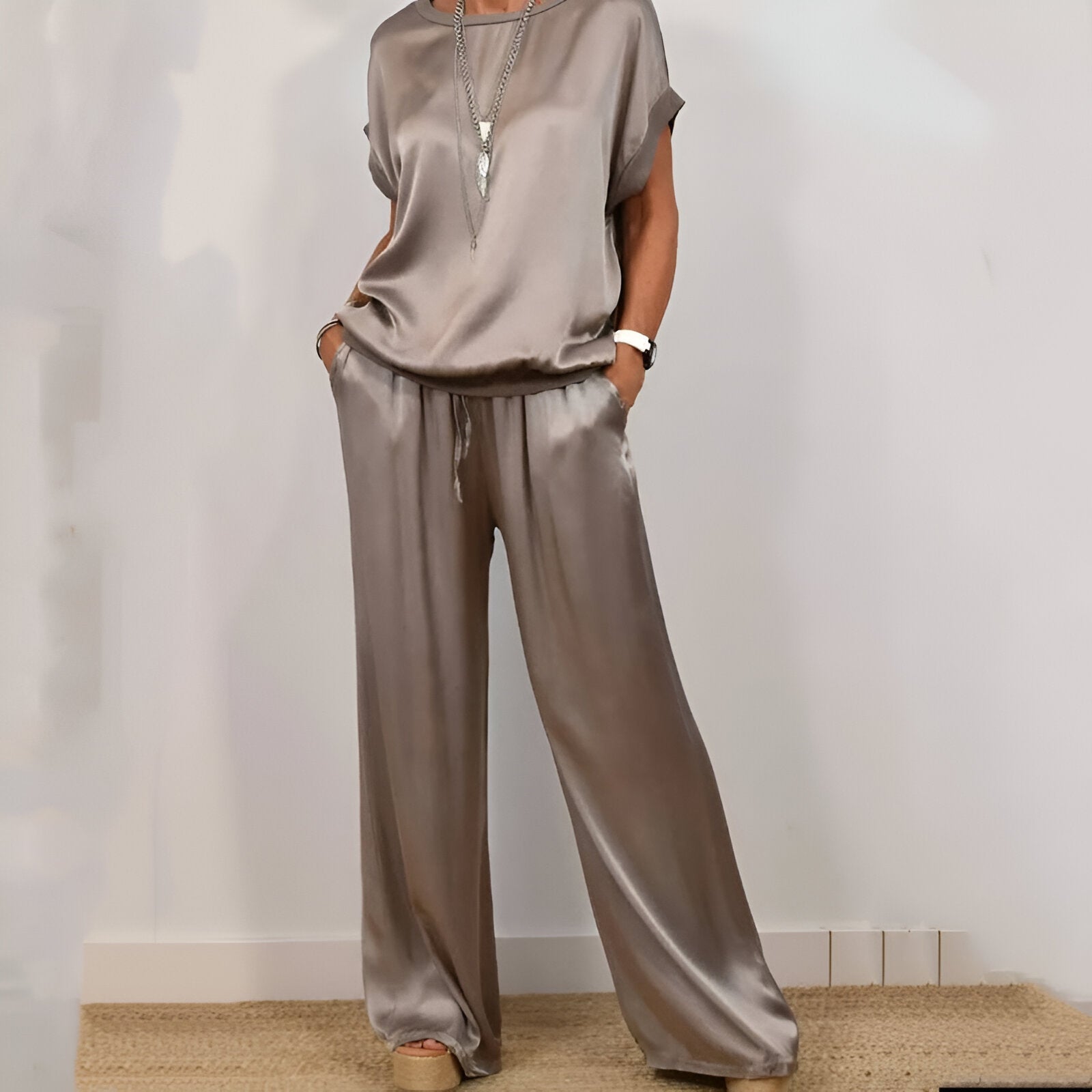 Dunia | Conjunto satinado de mujer con top y pantalón elegante