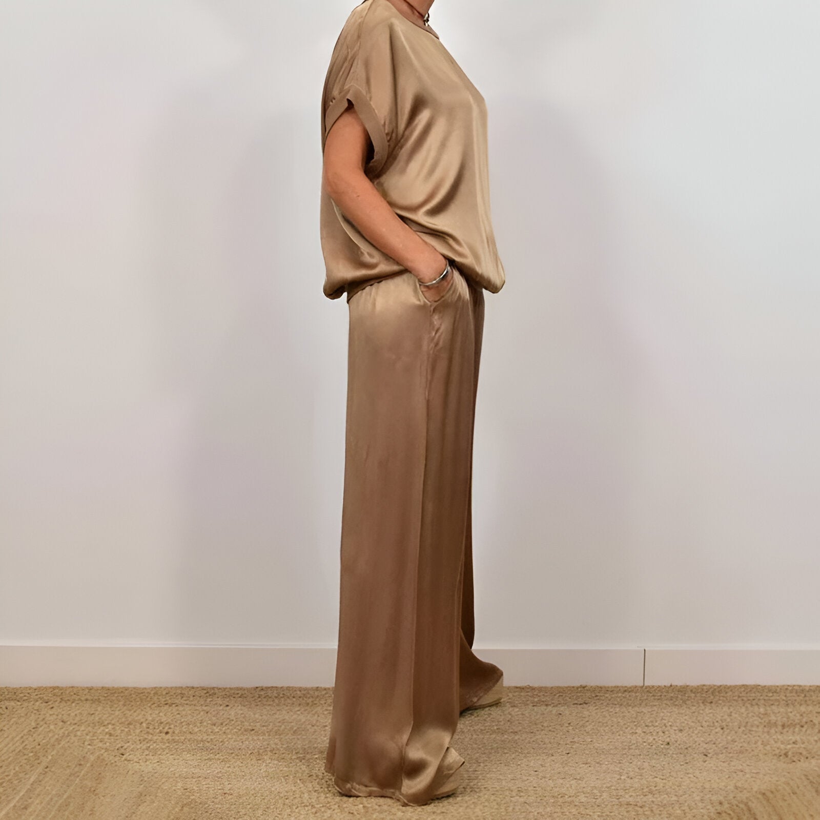 Dunia | Conjunto satinado de mujer con top y pantalón elegante