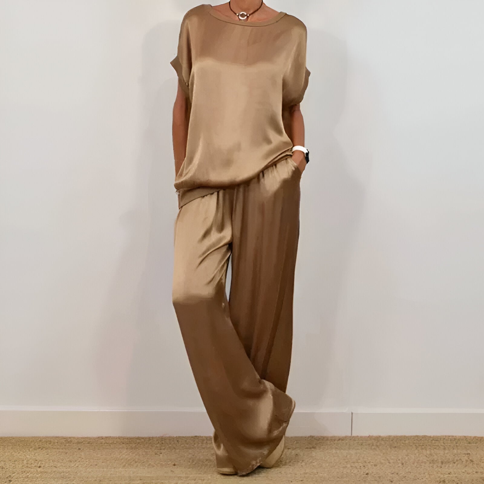 Dunia | Conjunto satinado de mujer con top y pantalón elegante
