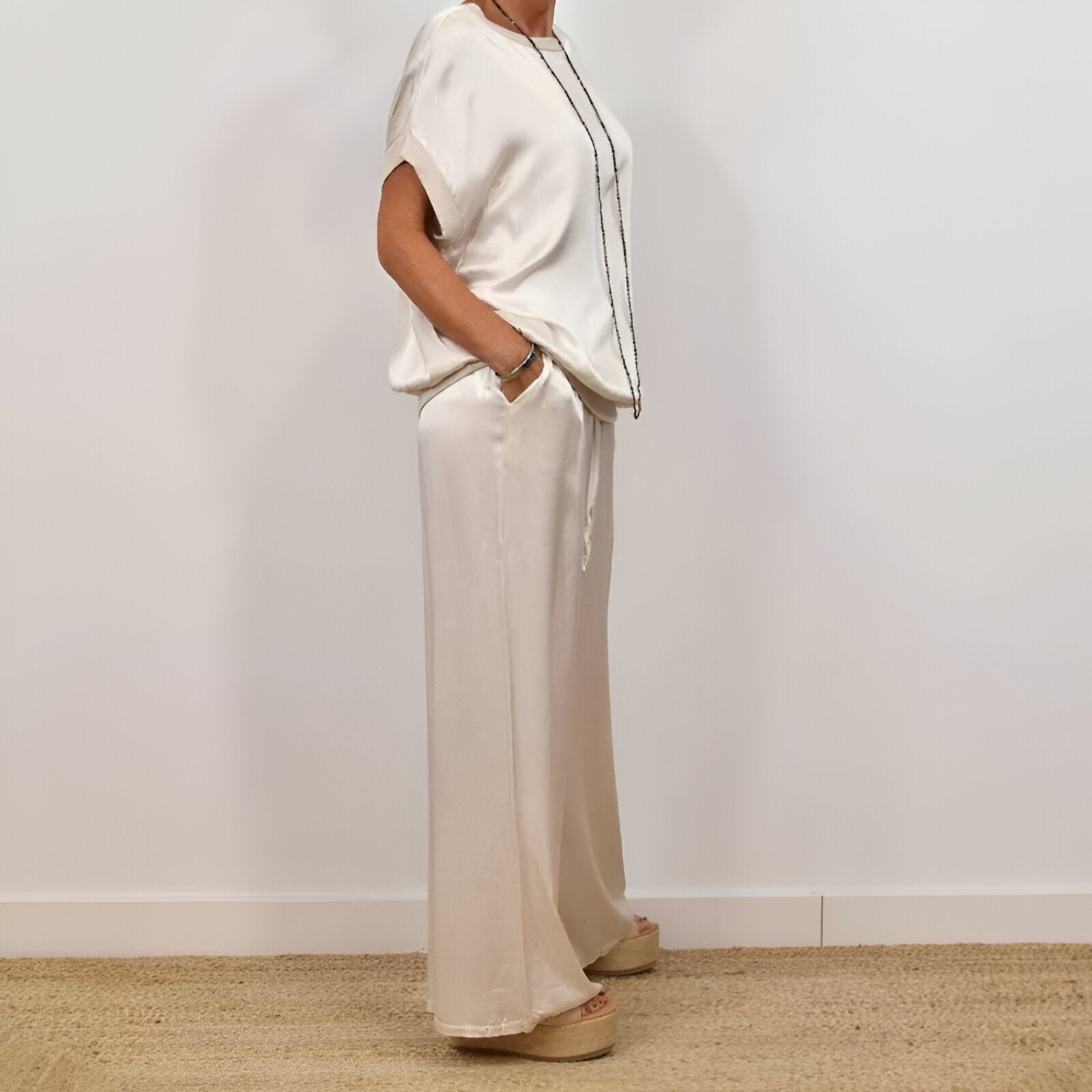 Dunia | Conjunto satinado de mujer con top y pantalón elegante